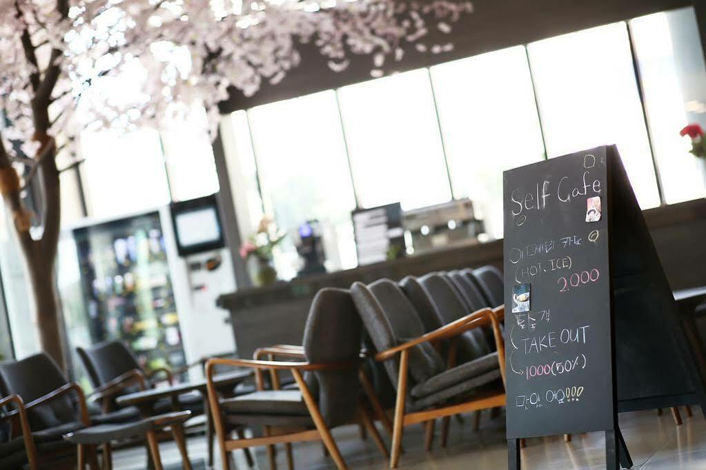Sims Hotel Jeju Exterior foto